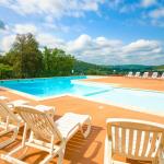 Slide Piscine avec transats au Domaine des Cazelles