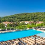 Slide Résidence Le Domaine de Camiole à Callian - Piscine extérieure avec vue sur la campagne provençale