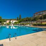 Slide Résidence Le Domaine de Camiole à Callian - Grande terrasse avec piscine extérieure