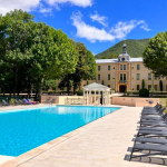 Slide Piscine - Château des Gipières