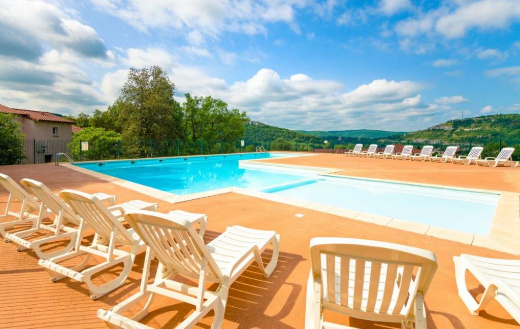 Slide Piscine avec transats au Domaine des Cazelles