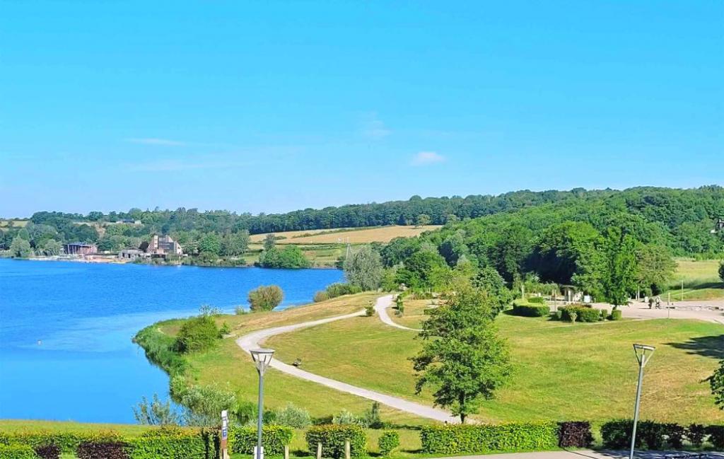 Slide Vue sur le lac de Valjoly depuis la résidence