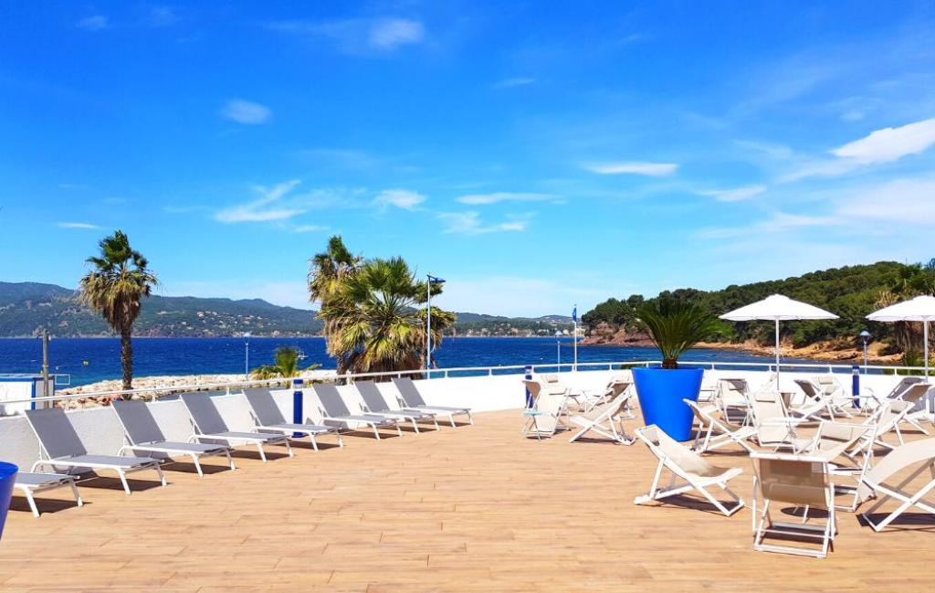 Slide Résidence Le Cap Azur à Saint Mandrier - Grande terrasse et vue panoramique