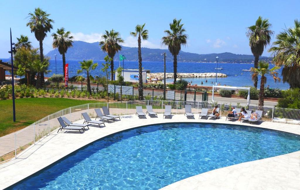 Slide Résidence Le Cap Azur à Saint Mandrier - Vue depuis la résidence sur les plages