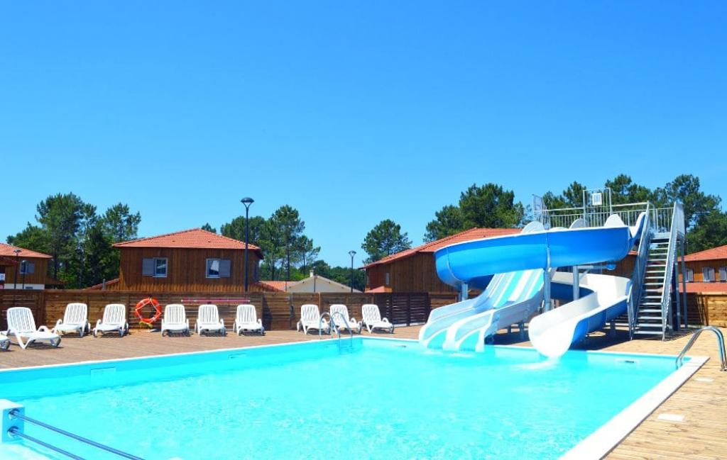 Slide Résidence Le Domaine des Dunes à Mimizan - Piscine extérieure avec toboggan