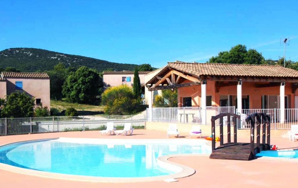 Slide Grande piscine extérieure de la résidence