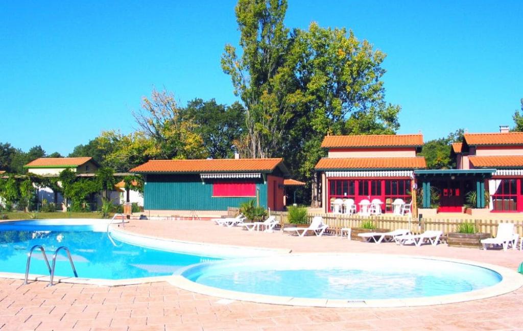 Slide Résidence Les Rives de Saint Brice à Arès - Piscine extérieure avec pataugeoire