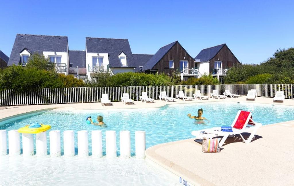 Slide Résidence Les Roches à Saint Pol de Léon -  Piscine et pataugeoire