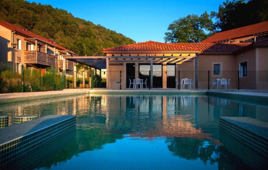 Slide Résidence Le Clos du Rocher à Eyzies-de-Tayac - Espace de baignade en fin d'après-midi