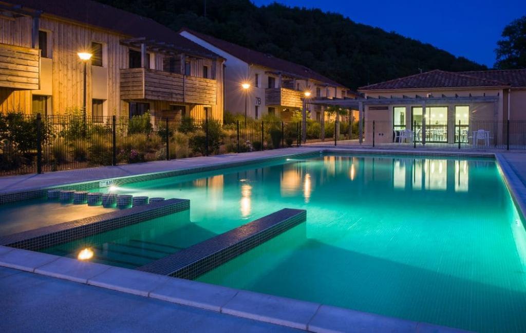 Slide Résidence Le Clos du Rocher à Eyzies-de-Tayac - Piscine nocturne