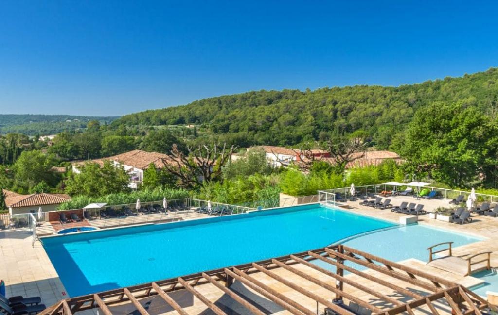 Slide Résidence Le Domaine de Camiole à Callian - Piscine extérieure avec vue sur la campagne provençale