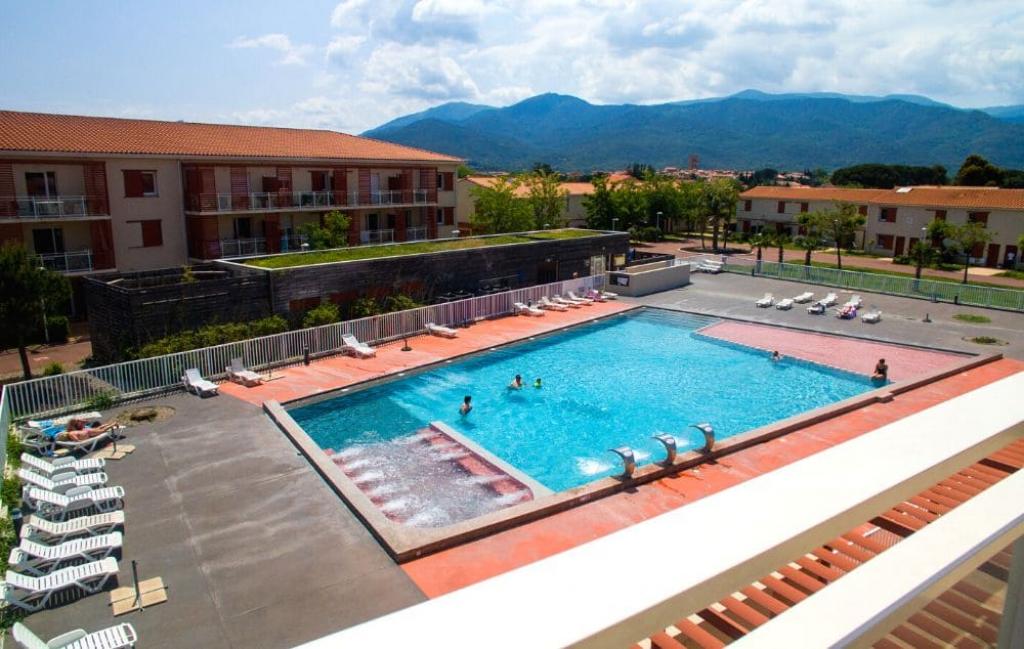 Slide Résidence Les Demeures de la Massane à Argelès-sur-mer - Piscine extérieure avec bain à remous