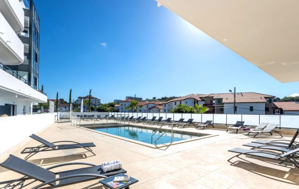 Slide Résidence les Hauts de Milady à Biarritz - Piscine extérieure