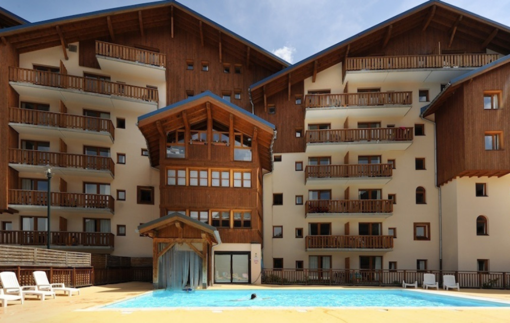 Slide Résidence la Turra à Valfréjus - Piscine et extérieur