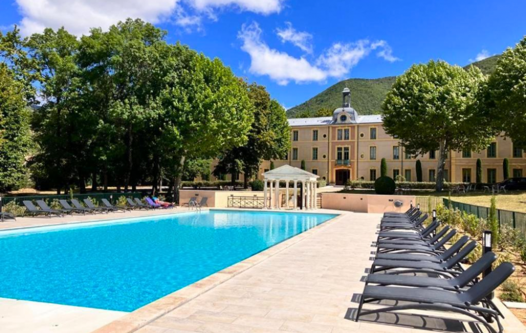 Slide Piscine - Château des Gipières