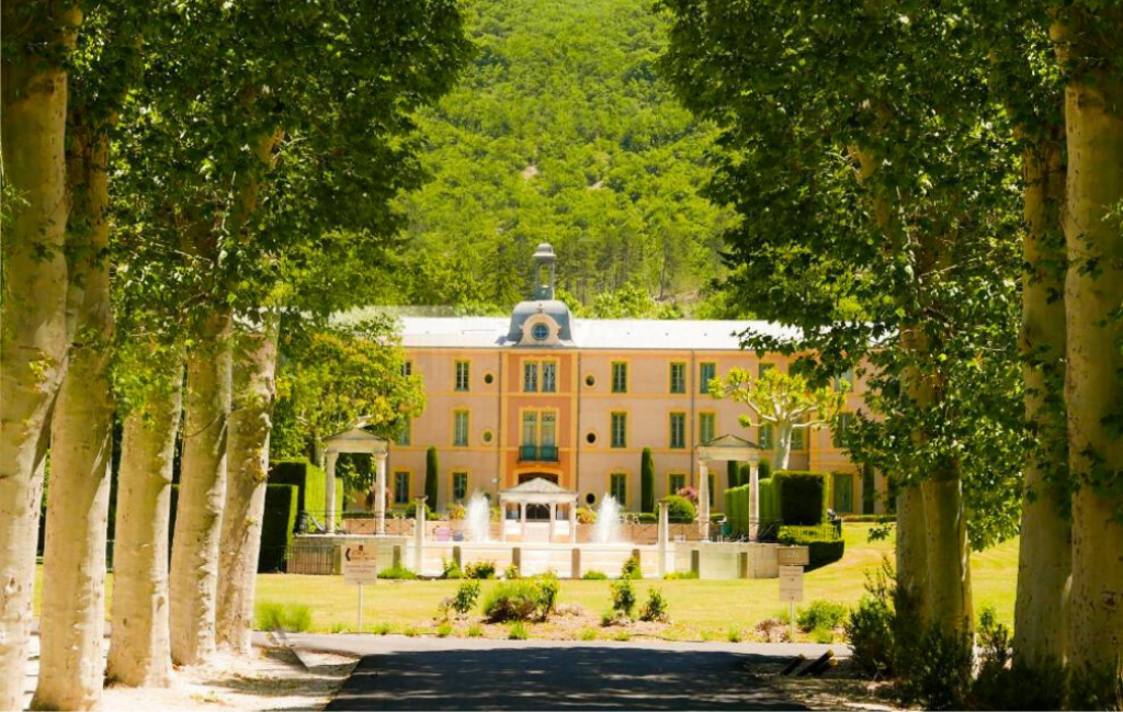 Slide Façade du château - Château des Gipières