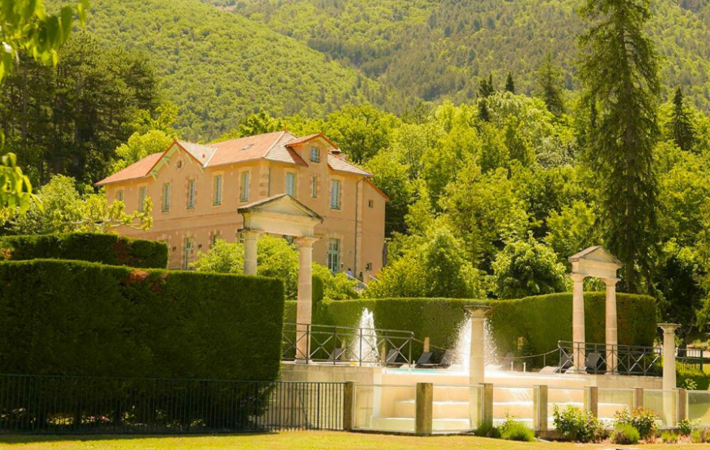 Slide Façade du château - Château des Gipières