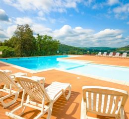 Piscine avec transats au Domaine des Cazelles