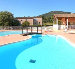 Espace piscine résidence Les Portes des Cévennes