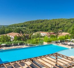 Résidence Le Domaine de Camiole à Callian - Piscine extérieure avec vue sur la campagne provençale