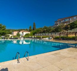 Résidence Le Domaine de Camiole à Callian - Grande terrasse avec piscine extérieure