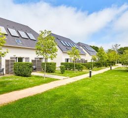 Résidence Le Domaine de la Corniche à Auberville - Jardin et allée principale